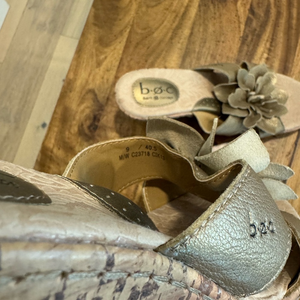 B.O.C Wedge Sandal - Gold metallic leather with cork wedge & flower detail US 9 - Picture 8 of 12